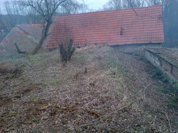 však už ale bylo hotovo-za garáží vyčištěno, stejně jako za sýpkou...